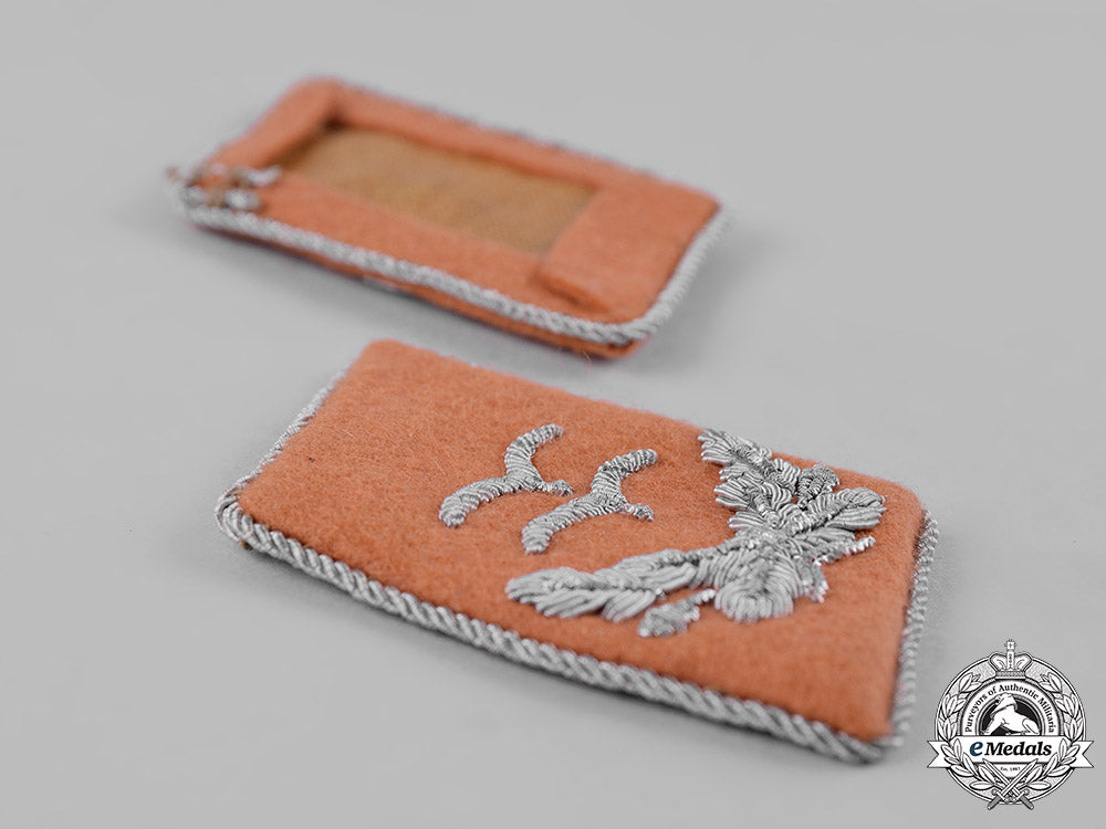 germany,_luftwaffe._a_set_of_luftwaffe_signals_oberleutnant_collar_tabs_c19_2159