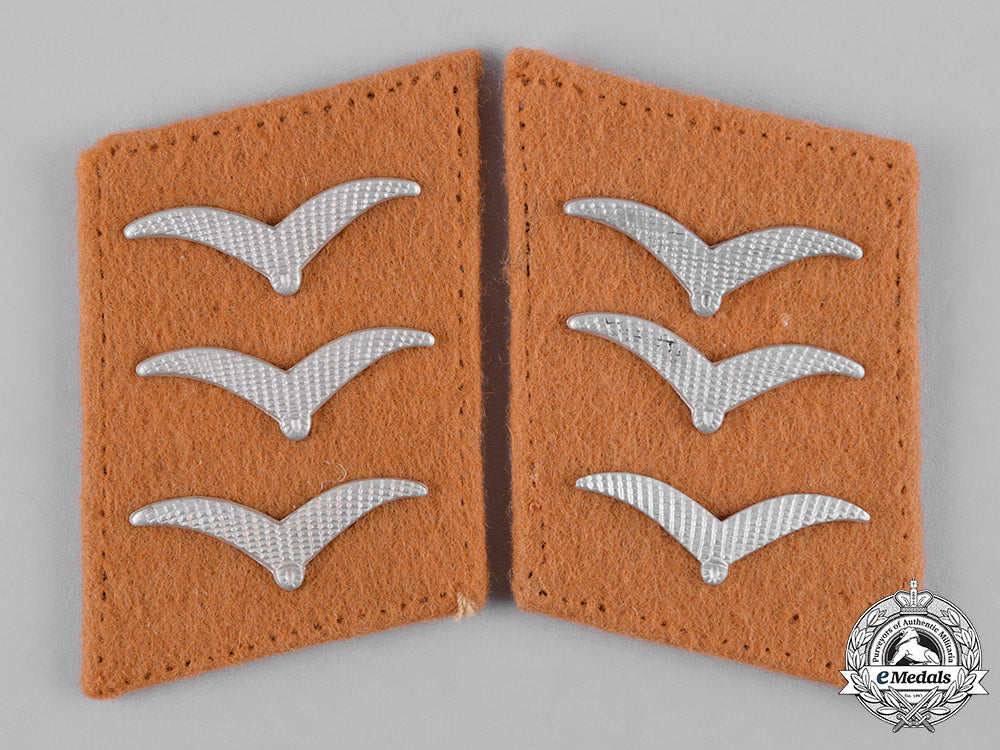 germany,_luftwaffe._a_set_of_signals_obergefreiter_collar_tabs_c19_2581