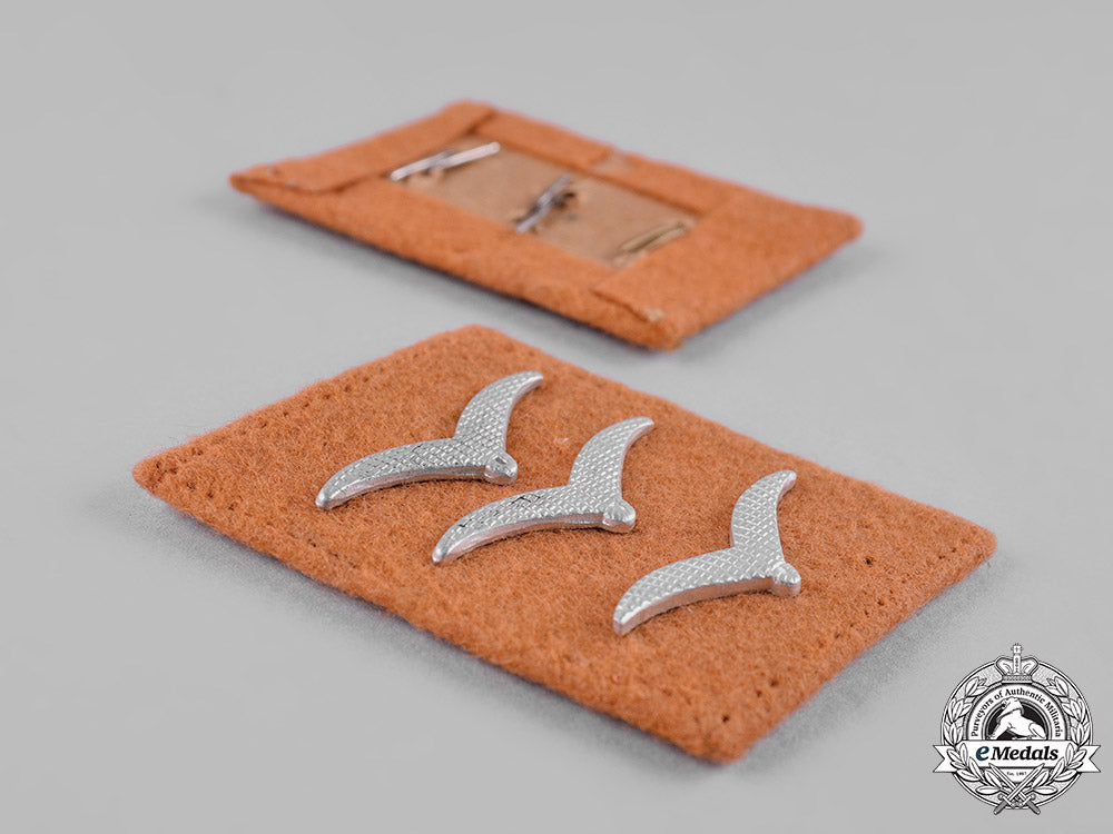 germany,_luftwaffe._a_set_of_signals_obergefreiter_collar_tabs_c19_2583