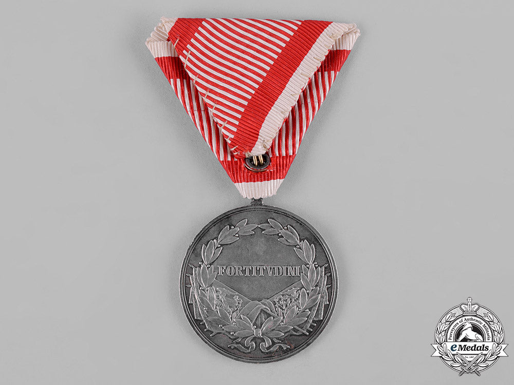 austria,_empire._a_bravery_medal,_i_class_silver_grade_with_officer's_decoration,_c.1917_c19_3038