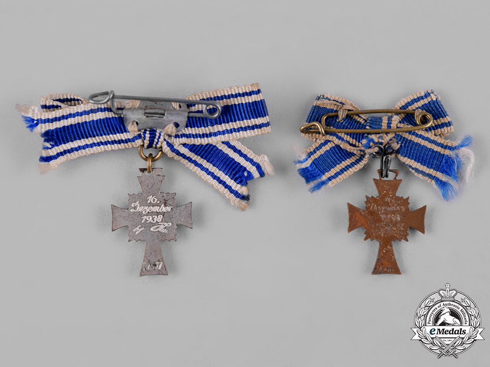germany,_third_reich._a_pair_of_miniature_honour_crosses_of_the_german_mother_c19_3495