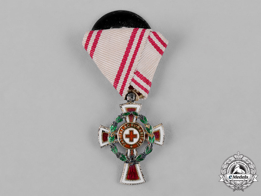 austria,_imperial._a_miniature_decoration_for_services_to_the_red_cross,_ii_class_with_war_decoration_c19_3939
