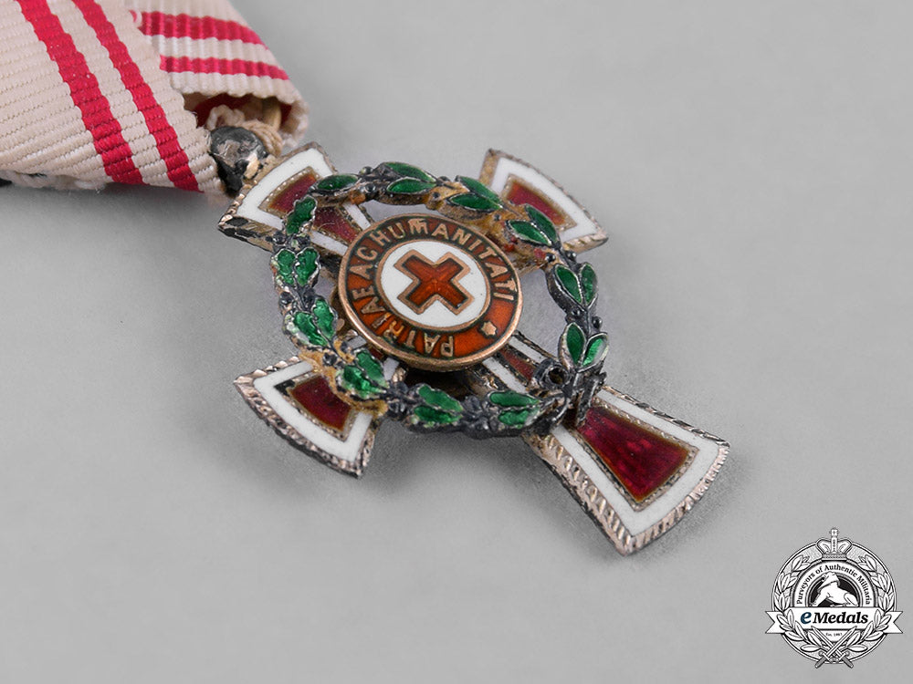 austria,_imperial._a_miniature_decoration_for_services_to_the_red_cross,_ii_class_with_war_decoration_c19_3941