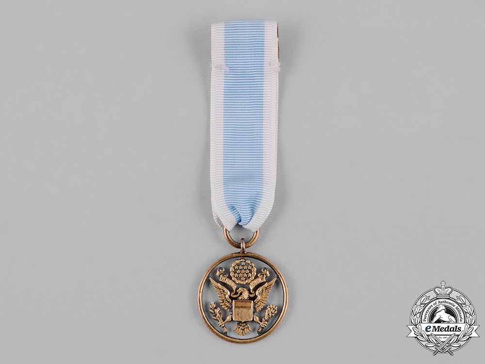 united_states._a_society_of_the_cincinnati_membership_badge,_miniature,_by_bb&_b_c19_4094