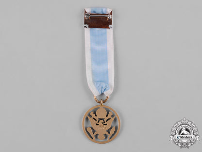 united_states._a_society_of_the_cincinnati_membership_badge,_miniature,_by_bb&_b_c19_4095