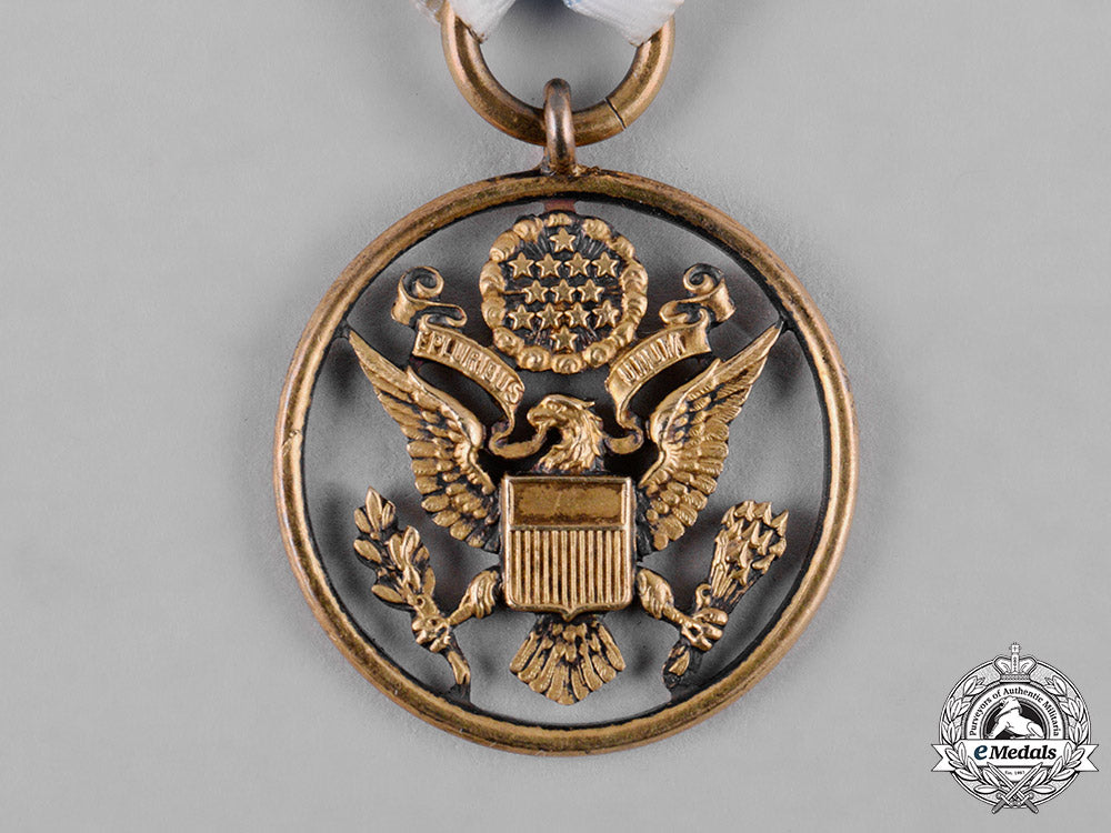 united_states._a_society_of_the_cincinnati_membership_badge,_miniature,_by_bb&_b_c19_4096
