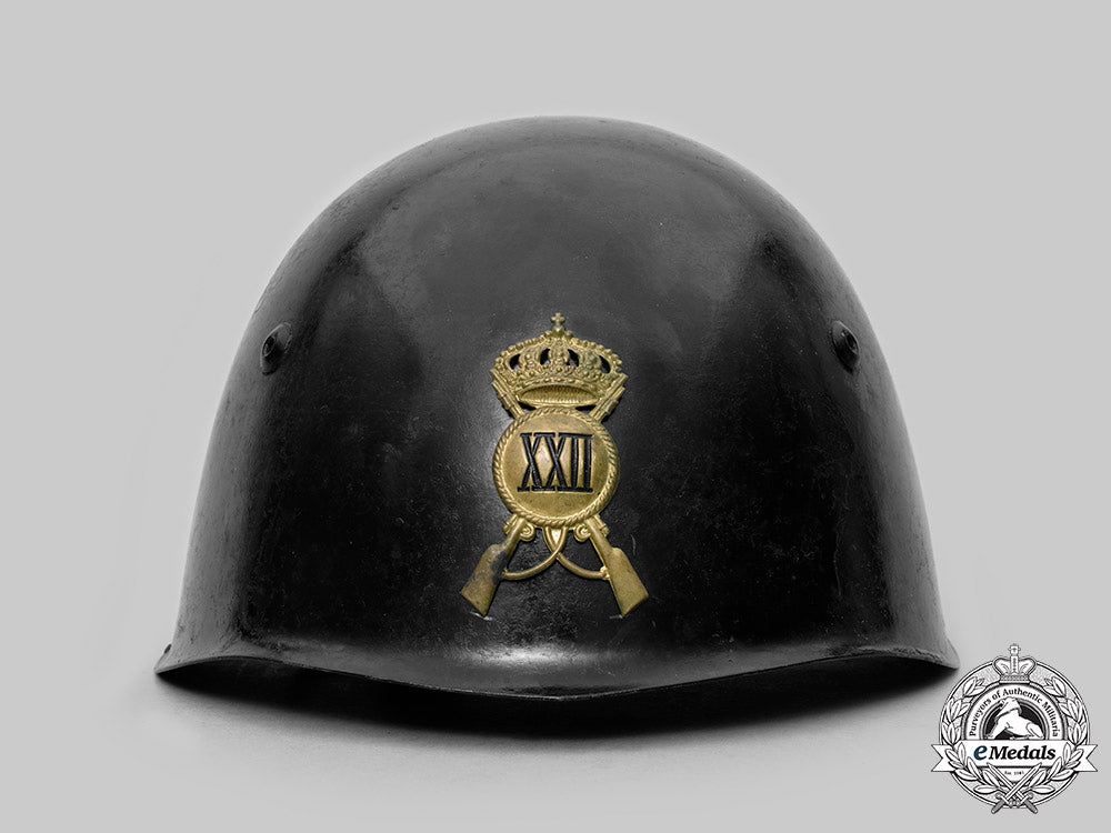 italy,_kingdom._an_m33_italian_army_steel_helmet,_by_sinigagliesi_c20042_mnc3284_1_1
