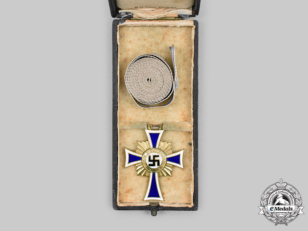 germany,_third_reich._an_honour_cross_of_the_german_mother,_gold_grade_with_case,_by_b.h._mayer_c20095_mnc9367