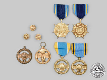 united_states._a_lot_of_six_nasa_medals_and_three_lapel_badges_c20125_mnc7543_1