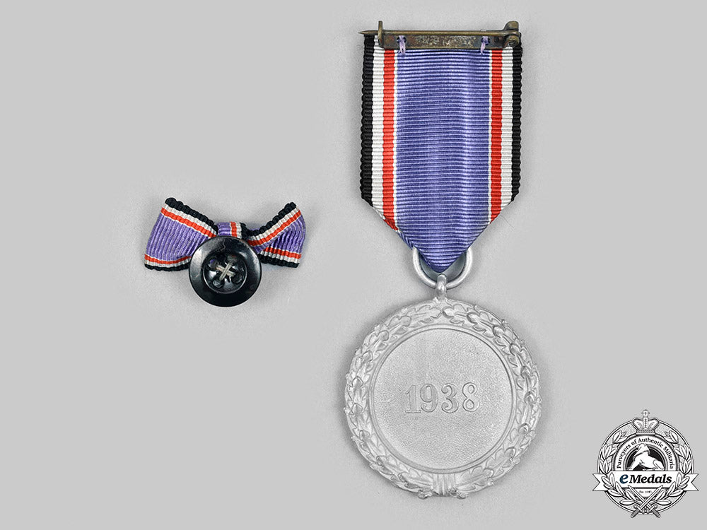 germany,_third_reich._an_air_protection_honour_medal,_ii_class_with_case_c20143_mnc5125