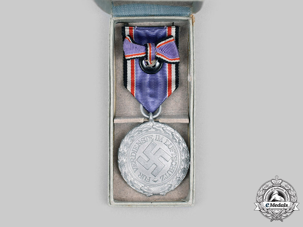 germany,_third_reich._an_air_protection_honour_medal,_ii_class_with_case_c20145_mnc5119