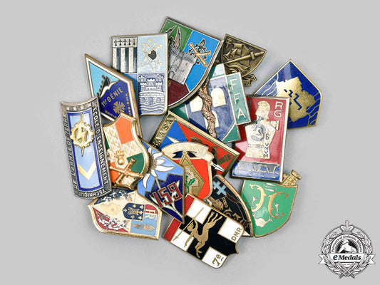 france,_v_republic._lot_of_sixteen_regimental_badges_c20148_mnc3697