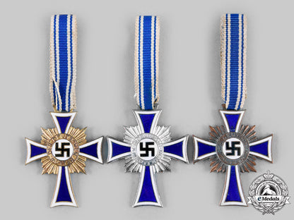 germany,_third_reich._a_lot_of_honour_crosses_of_the_german_mother,_all_grades_c20170_emd8112_1_1