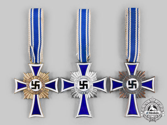 germany,_third_reich._a_lot_of_honour_crosses_of_the_german_mother,_all_grades_c20170_emd8112_1_1