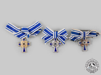 germany,_third_reich._a_lot_of_miniature_honour_crosses_of_the_german_mother,_all_grades_c20179_emd8182_1