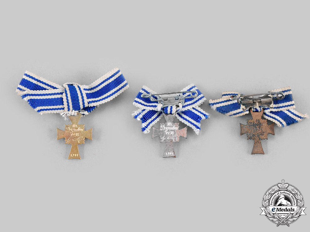 germany,_third_reich._a_lot_of_miniature_honour_crosses_of_the_german_mother,_all_grades_c20180_emd8179_1