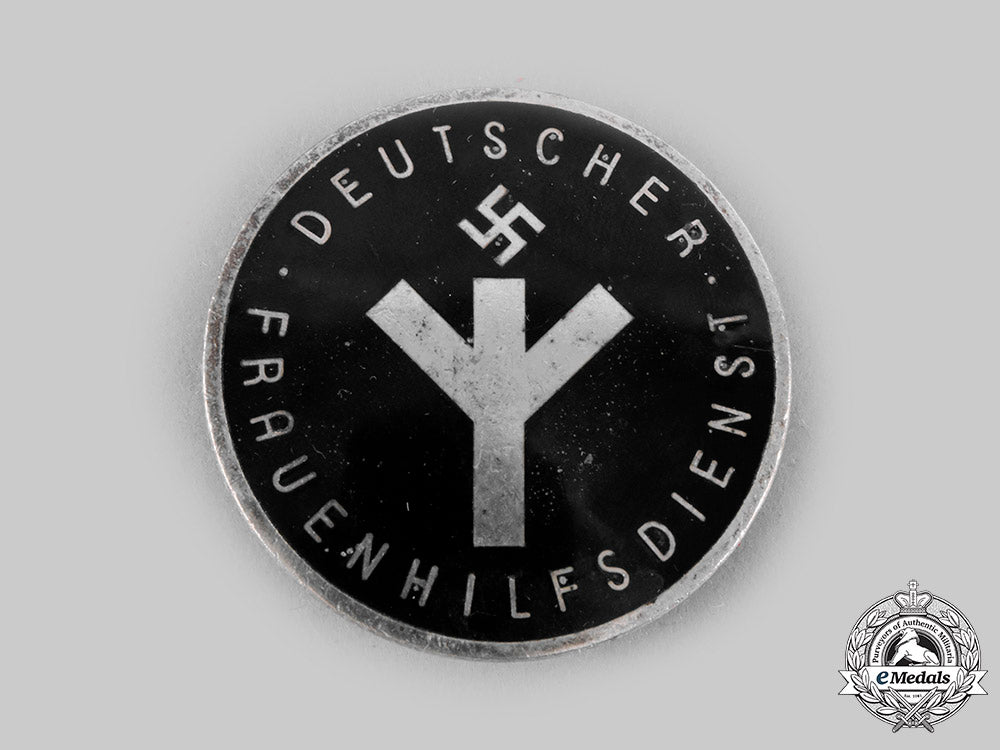 germany,_third_reich._a_women’s_auxiliary_service_badge,_by_alfred_stübbe_c20181_emd8184_2_1_1_1_1_1_1_1