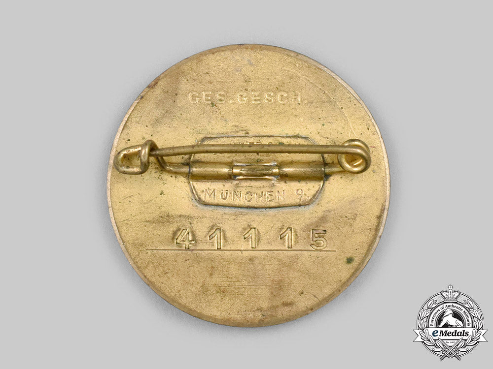 germany,_nsdap._a_golden_party_badge,_large_version,_by_deschler&_sohn_c2020_065_mnc0693_1