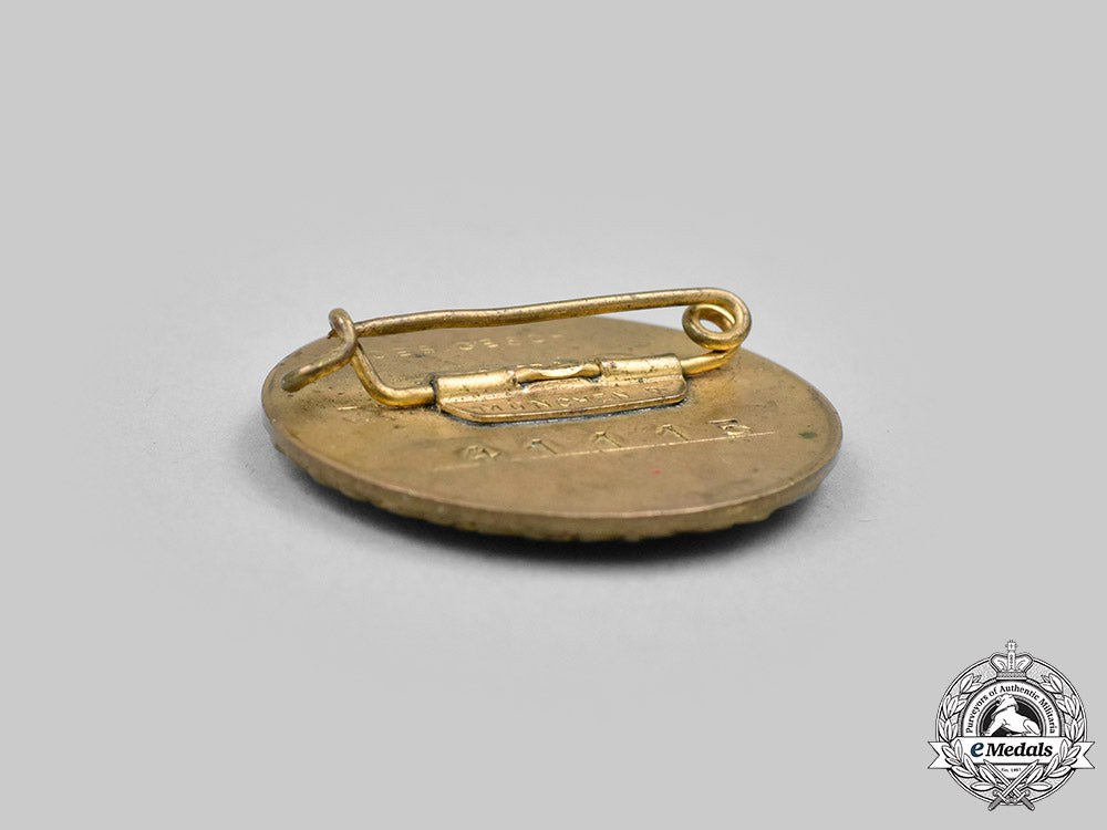 germany,_nsdap._a_golden_party_badge,_large_version,_by_deschler&_sohn_c2020_066_mnc0694_1
