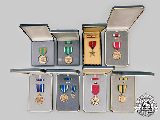 united_states._a_lot_of_eight_medals_with_cases_c2020_086_mnc8769
