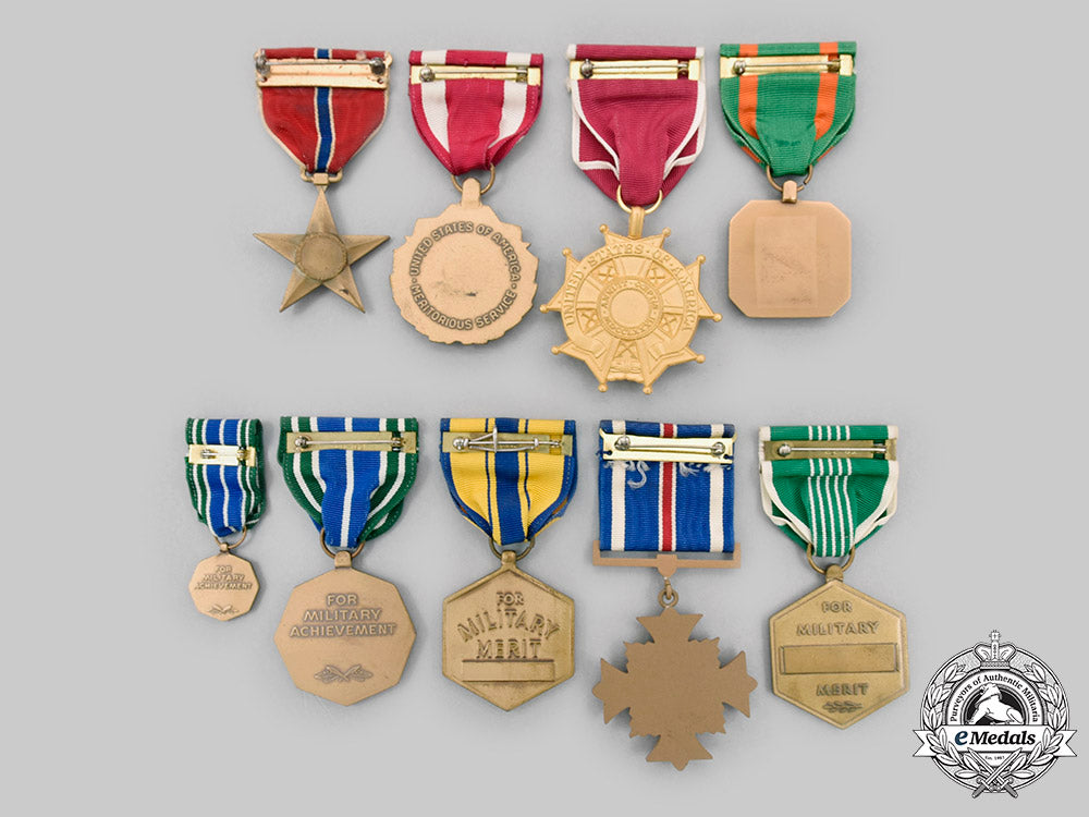 united_states._a_lot_of_eight_medals_with_cases_c2020_088_mnc8776