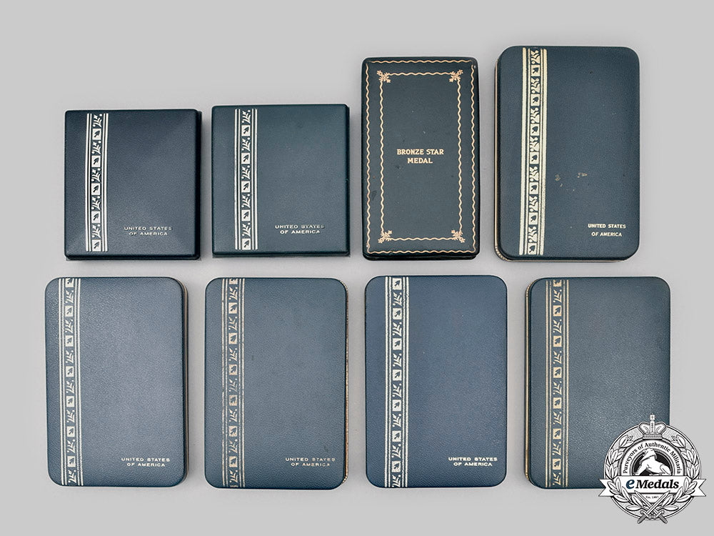united_states._a_lot_of_eight_medals_with_cases_c2020_089_mnc8763