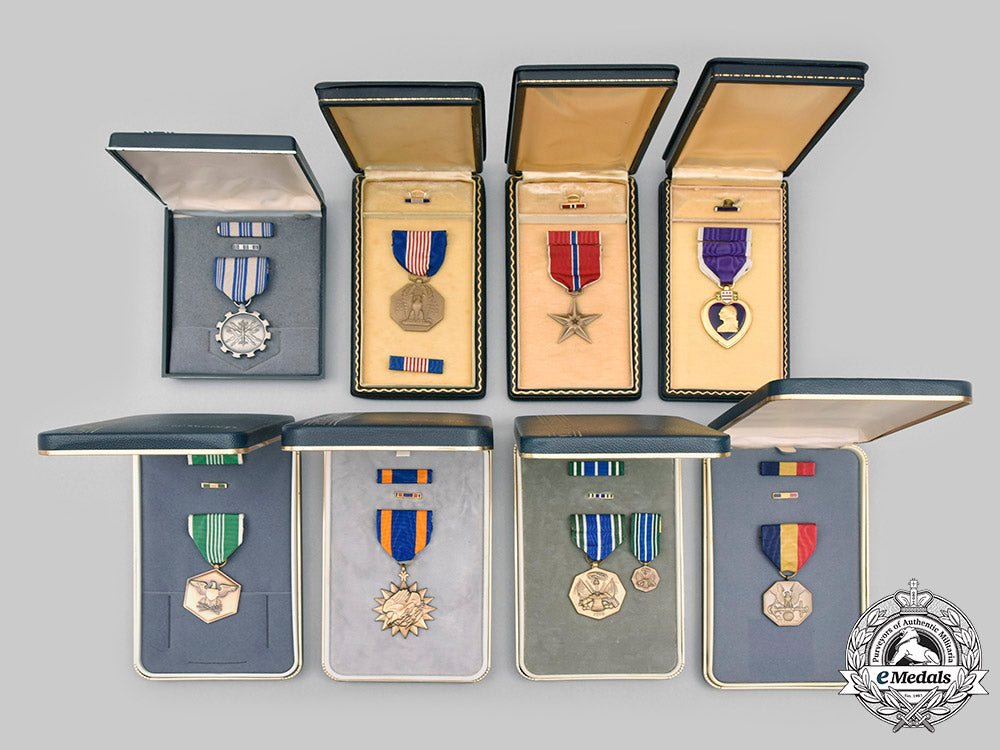 united_states._a_lot_of_eight_medals_with_cases_c2020_094_mnc8738