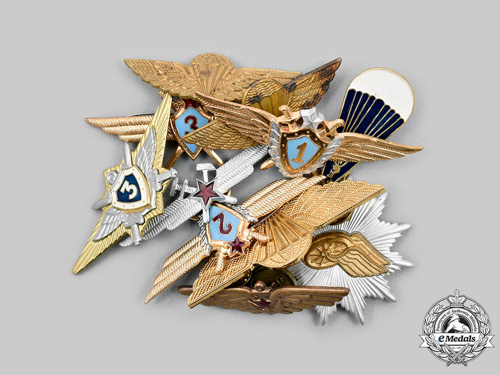 international._a_lot_of_eleven_air_force,_army_and_railway_badges_c2020_127_mnc1581