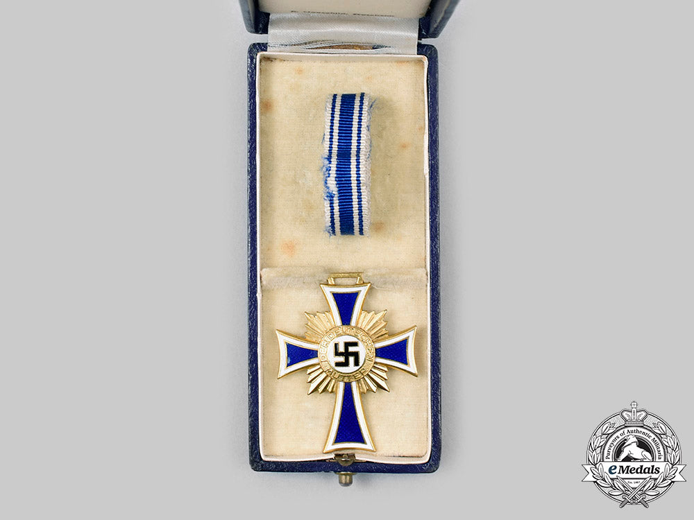 germany,_third_reich._an_honour_cross_of_the_german_mother,_gold_grade_with_case,_by_robert_hauschild_c2020_214_mnc4661_1