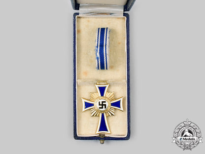 germany,_third_reich._an_honour_cross_of_the_german_mother,_gold_grade_with_case,_by_robert_hauschild_c2020_214_mnc4661_1