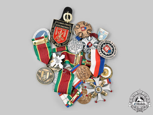 czechoslovakia,_socialist_republic;_slovakia,_republic._lot_of_nineteen_medals_and_badges_c2020_235_mnc1397_1