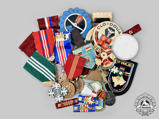 czechoslovakia,_socialist_republic;_slovakia,_republic._a_lot_of_twenty-_two_medals_and_badges_c2020_242_mnc1362_1