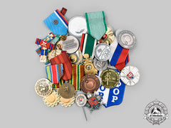 Czechoslovakia, Socialist Republic; Slovakia, Republic; Saudi Arabia, Kingdom; United Nations. A Lot Of Twenty Medals And Badges