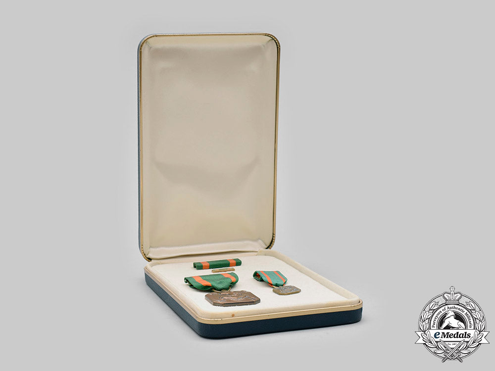 united_states._a_navy_and_marine_corps_achievement_medal,_cased_c2020_303_mnc2151