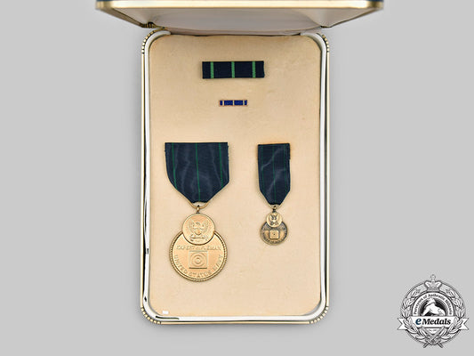 united_states._a_navy_expert_rifleman_medal,_cased_c2020_304_mnc2138