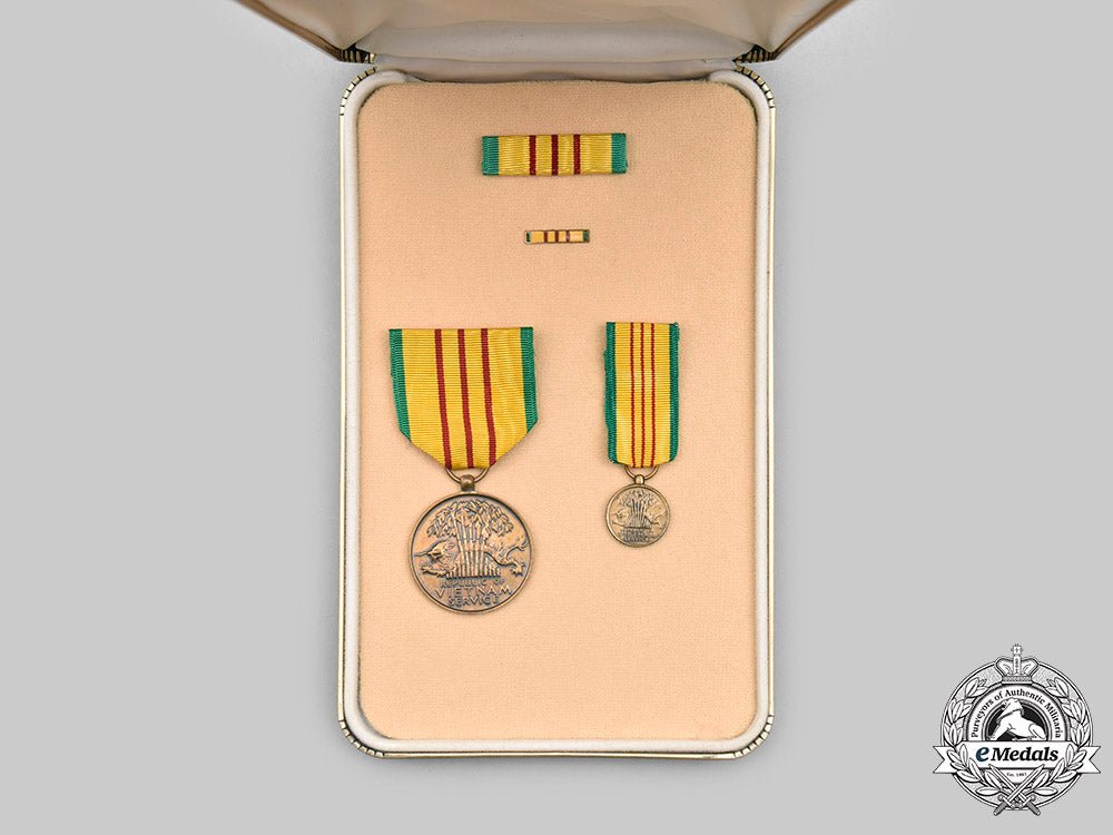 united_states._a_vietnam_service_medal,_cased_c2020_307_mnc2127