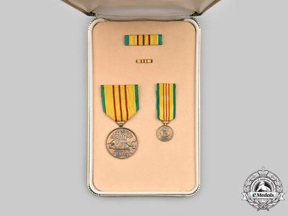 united_states._a_vietnam_service_medal,_cased_c2020_307_mnc2127