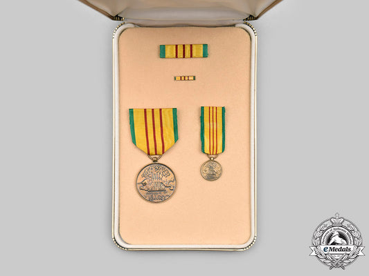 united_states._a_vietnam_service_medal,_cased_c2020_307_mnc2127