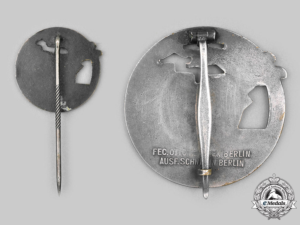germany,_kriegsmarine._a_blockade_runner_badge,_with_stick_pin_miniature_and_case,_by_schwerin_c2020_353_mnc4969_1_1