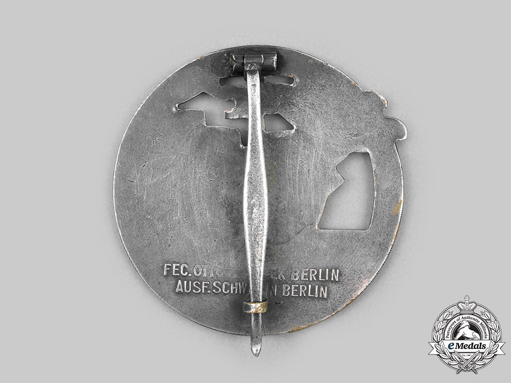 germany,_kriegsmarine._a_blockade_runner_badge,_with_stick_pin_miniature_and_case,_by_schwerin_c2020_357_mnc4977_1_1