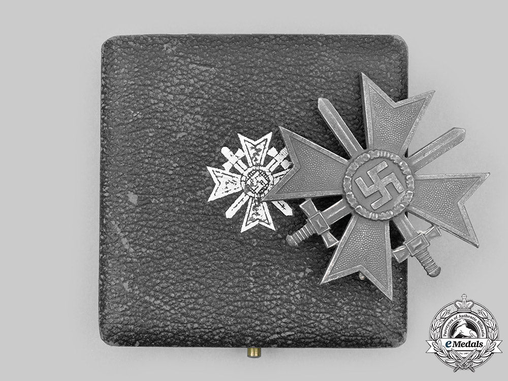 germany,_wehrmacht._a_war_merit_cross,_i_class_with_swords_and_unusual_case,_by_steinhauer&_lück_c2020_402_mnc4892