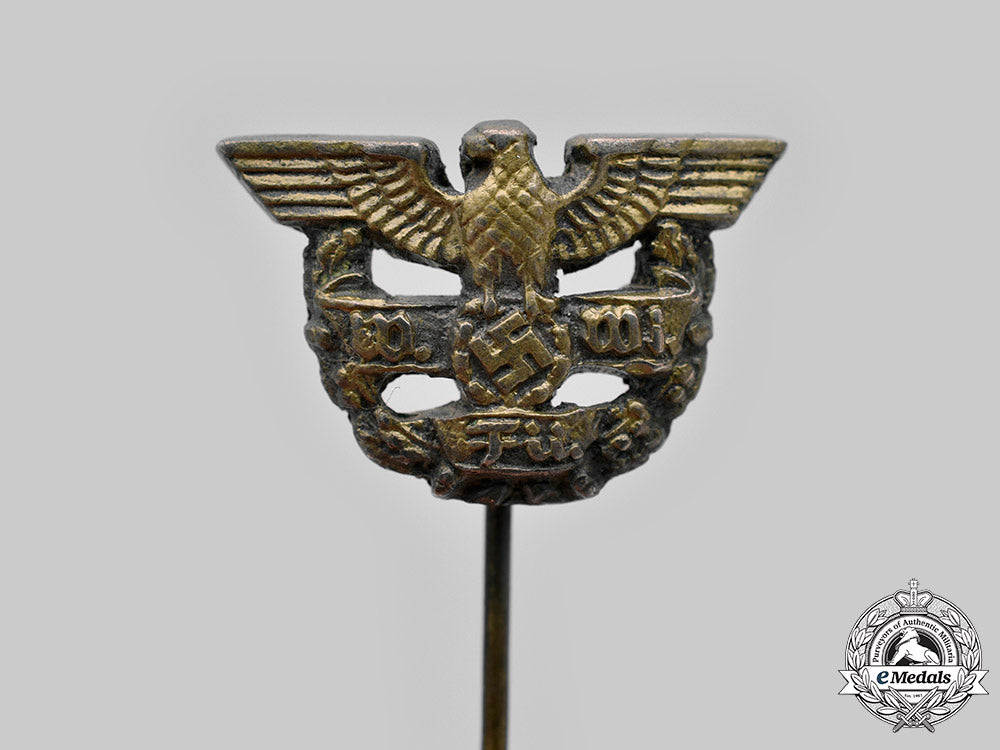 germany,_third_reich._a_rare_defence_economy_leader_badge,_with_case_and_stick_pin_miniature_c2020_441_mnc9610_1