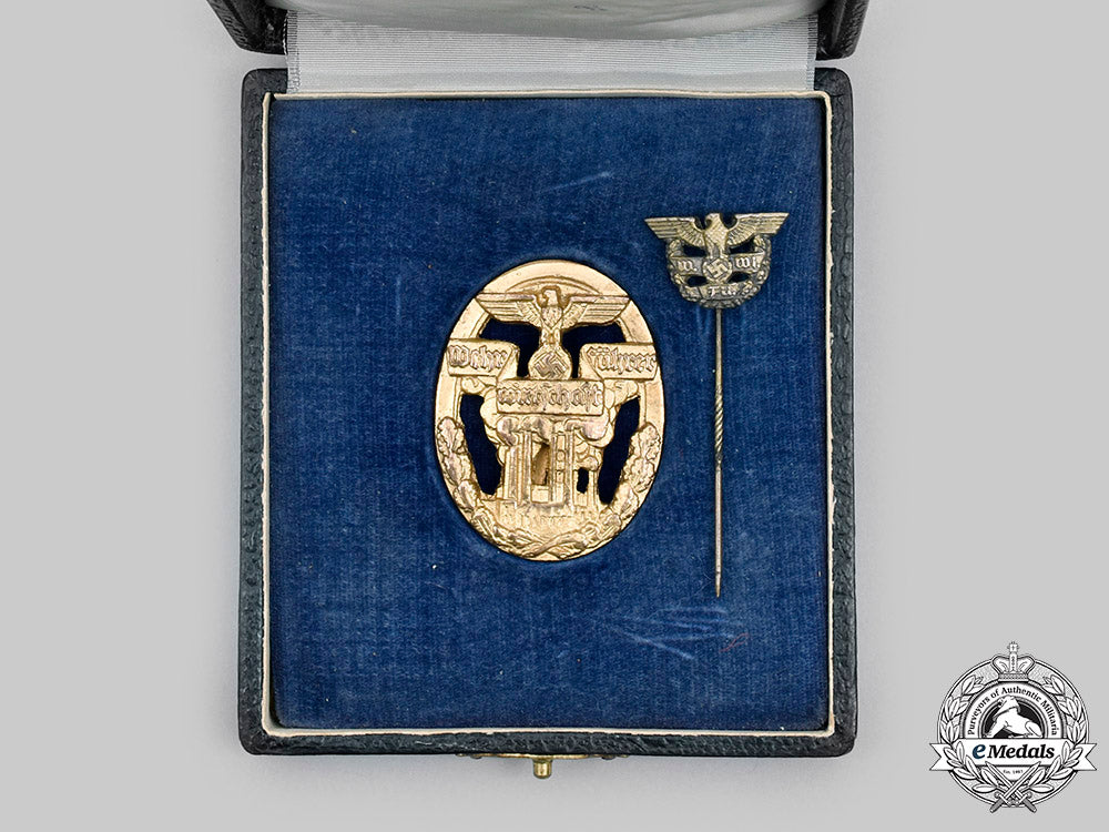 germany,_third_reich._a_rare_defence_economy_leader_badge,_with_case_and_stick_pin_miniature_c2020_444_mnc9602_1