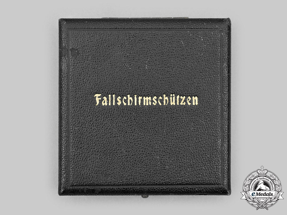 germany,_luftwaffe._a_fallschirmjäger_badge,_with_case,_by_wilhelm_deumer_c2020_521_mnc5059_1