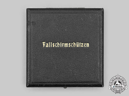 germany,_luftwaffe._a_fallschirmjäger_badge,_with_case,_by_wilhelm_deumer_c2020_521_mnc5059_1