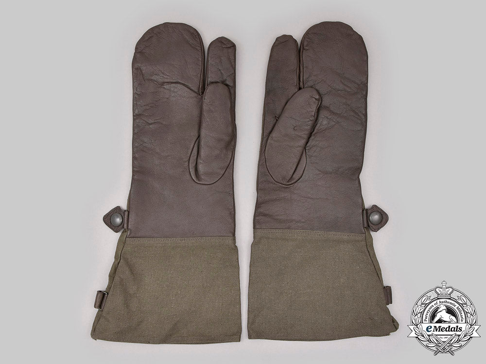 germany,_wehrmacht._a_set_of_motorcycle/_dispatch_rider_gloves,_by_r._ehekircher,_c.1942_c2020_614_mnc2197