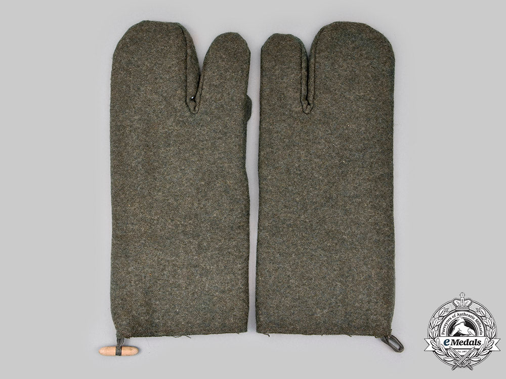 germany,_wehrmacht._a_pair_of_winter_mittens_c2020_618_mnc2213_1