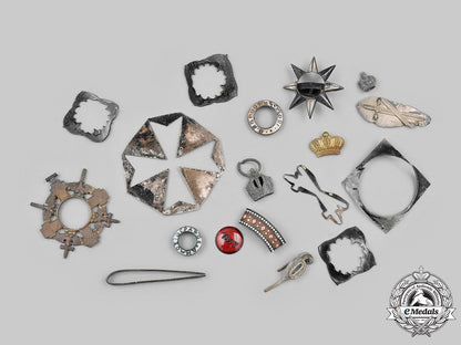 international._a_lot_of_seventeen_assorted_fire_damaged_medal_parts_c2020_633_mnc2151_1_1_1