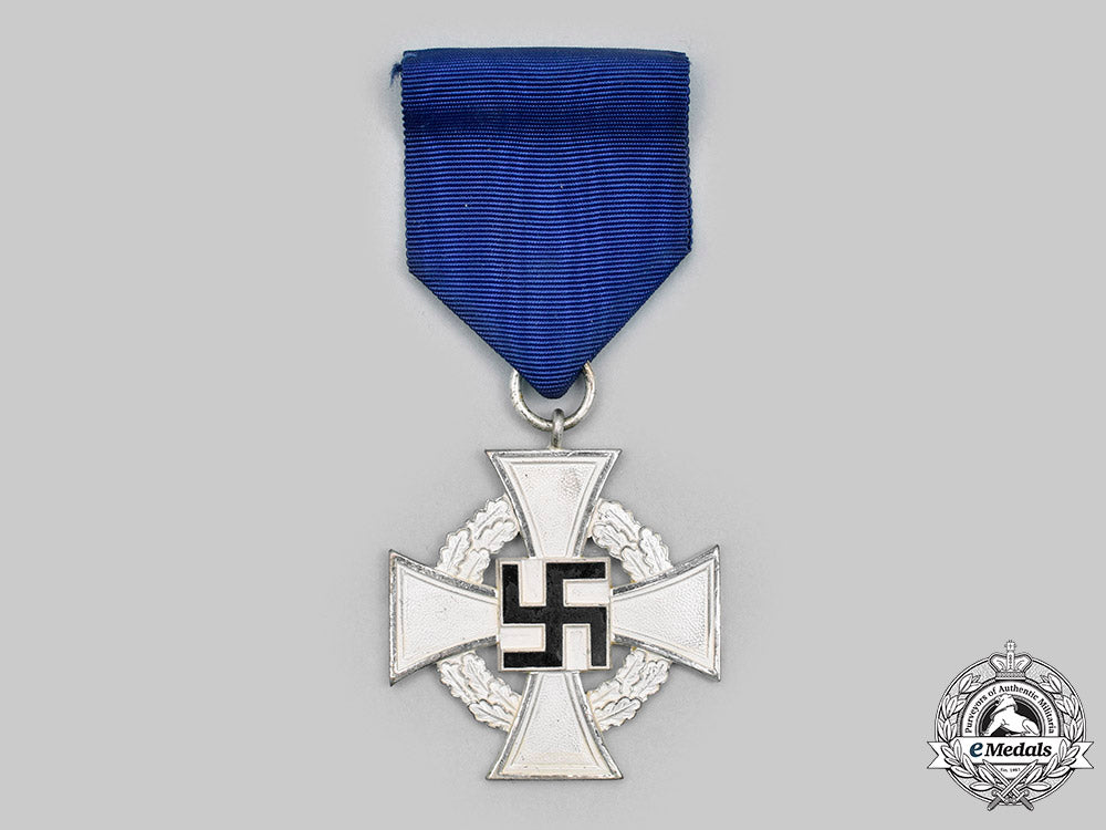 germany,_third_reich._a_civil_service25_year_long_service_decoration,_with_case_c2020_648_mnc8368