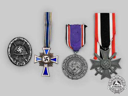 germany,_wehrmacht._a_lot_of_medals_and_badges_c2020_692_mnc0058